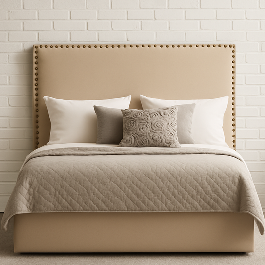 Cabecera Milán Lisa – Tapizado Beige con Tachas metálicas | Grandeza Muebles